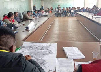Reunión entre funcionarios de la Alcaldía y organizaciones sociales. FOTO: GAMEA
