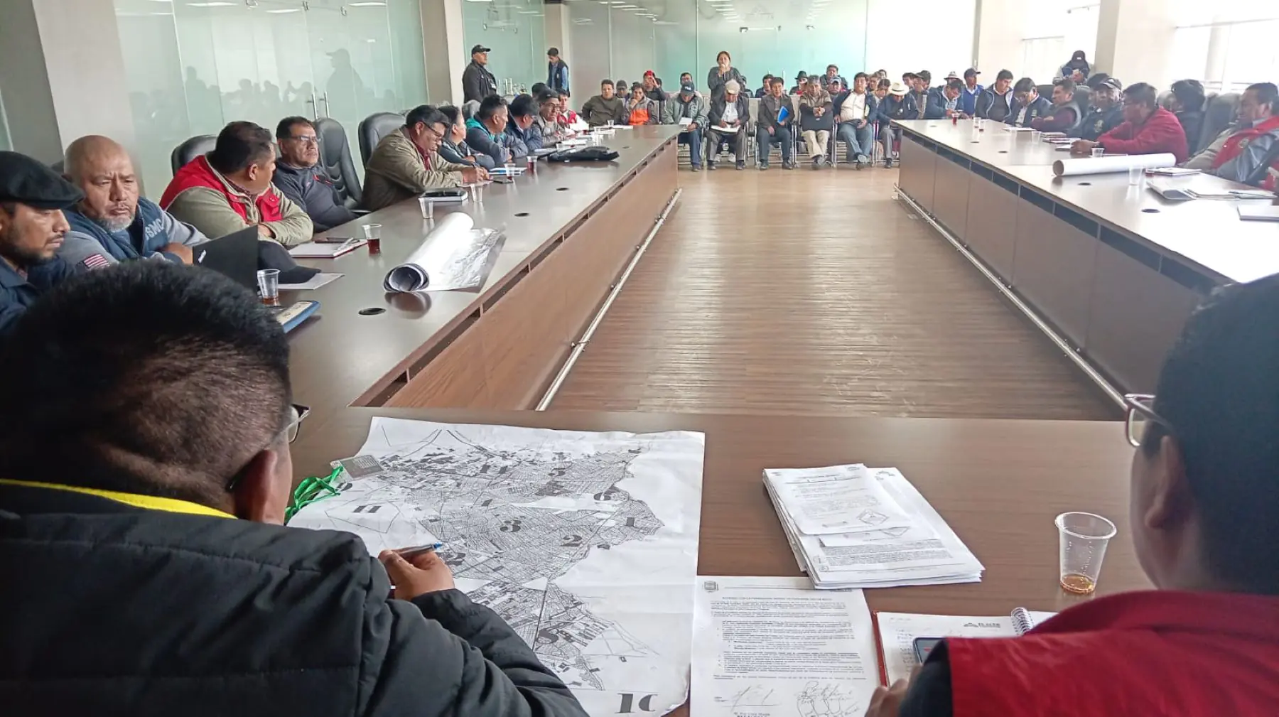 Reunión entre funcionarios de la Alcaldía y organizaciones sociales. FOTO: GAMEA