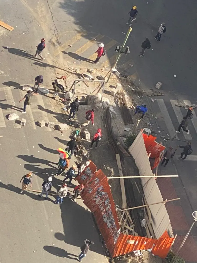 Los marchistas causaron destrozos en el ornato público y otros espacios. FOTO: GAMLP