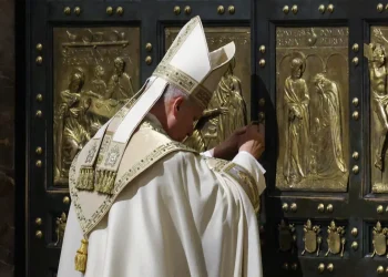 El Papa León XIV cierra la Puerta Santa de la Basílica de San Pedro en la festividad de la Epifanía/AFP