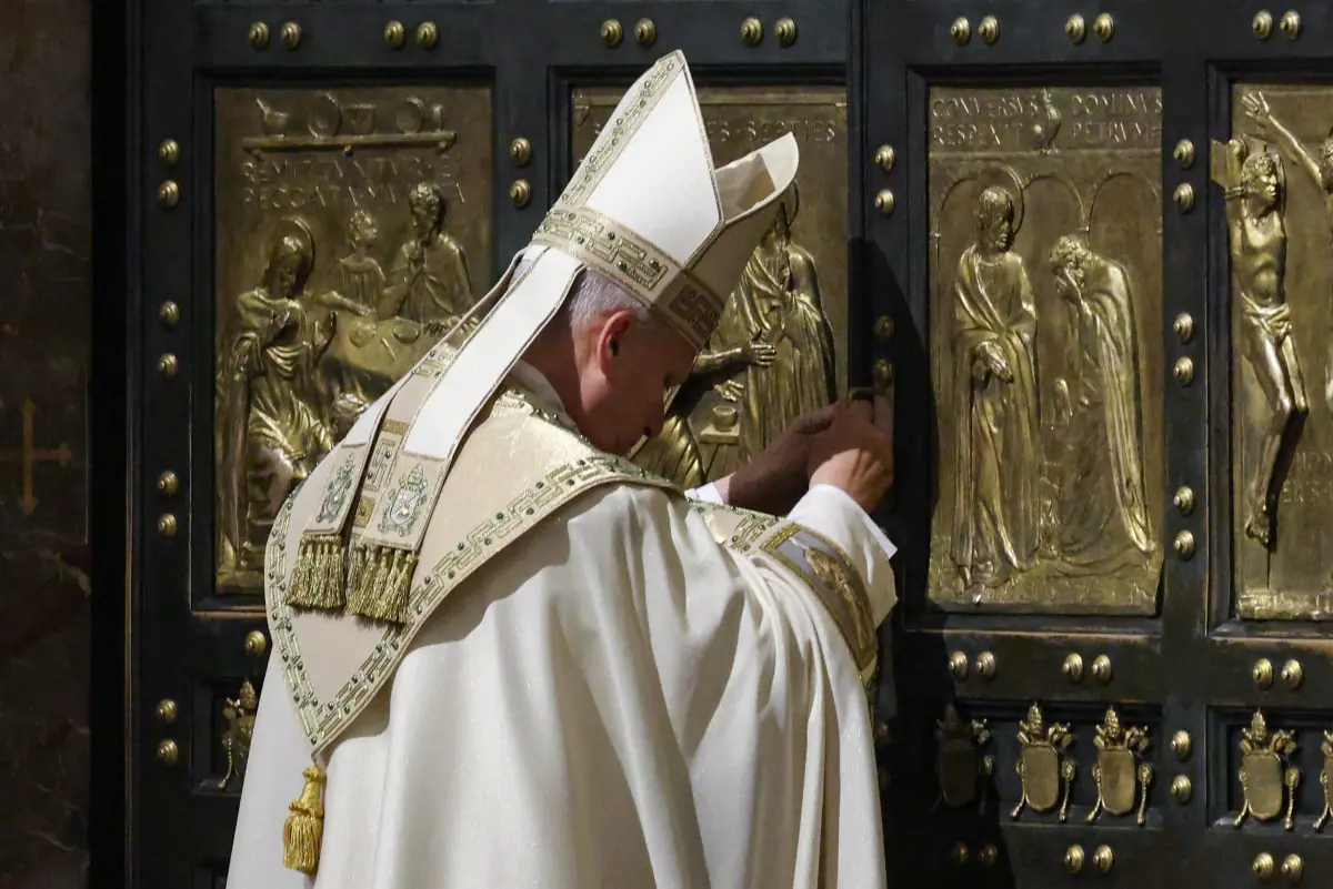 El Papa León XIV cierra la Puerta Santa de la Basílica de San Pedro en la festividad de la Epifanía/AFP