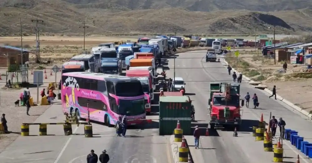 Terminales suspenden salidas; ABC reporta 8 puntos de bloqueo