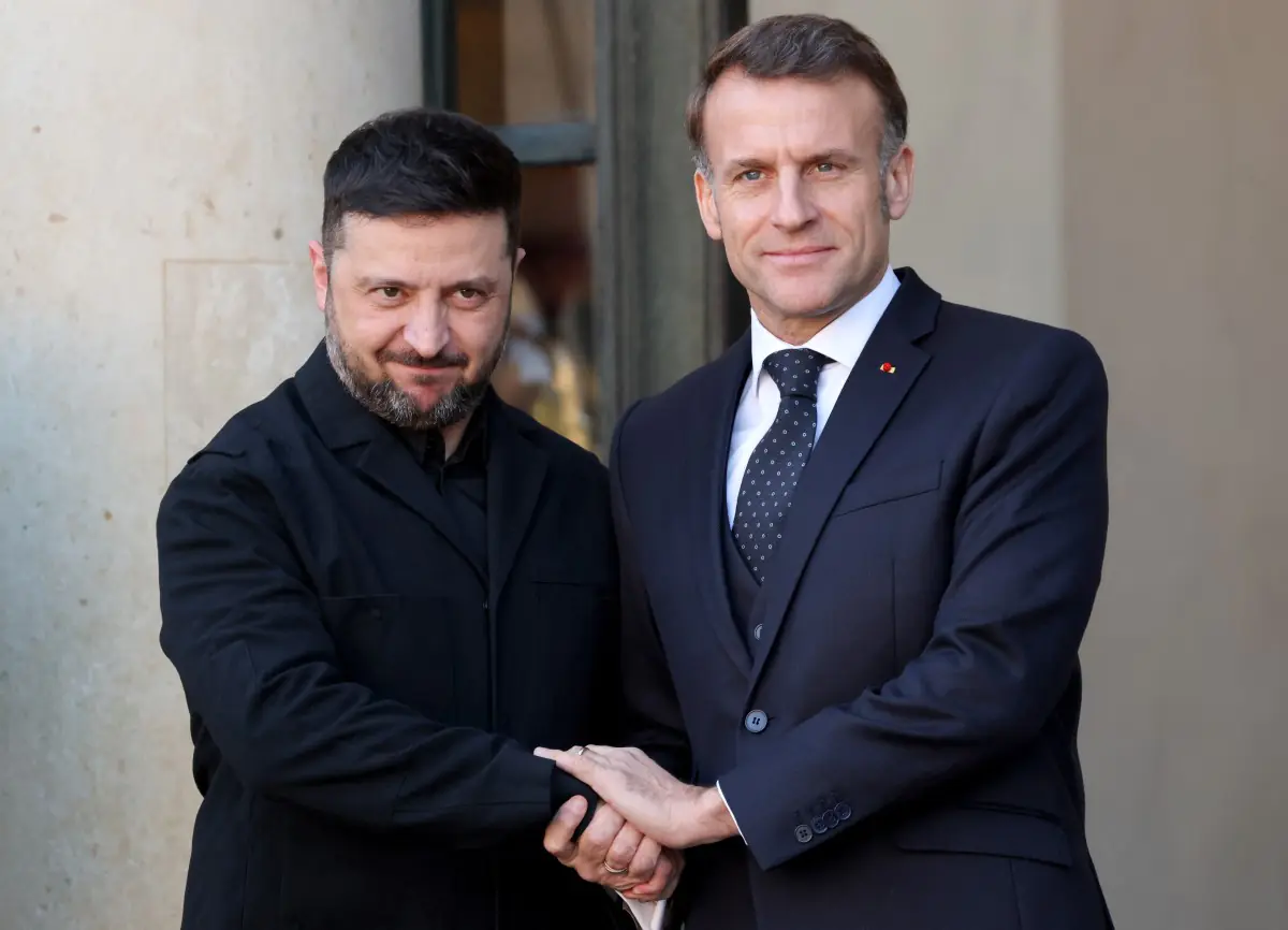 El presidente de Francia, Emmanuel Macron (der.), recibe al presidente de Ucrania, Volodímir Zelenski, en el Palacio del Elíseo en París/AFP