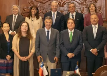 El presidente electo junto a autoridades del Servicio Electoral de Chile/Servel