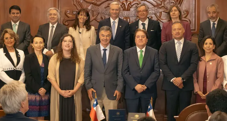 El presidente electo junto a autoridades del Servicio Electoral de Chile/Servel