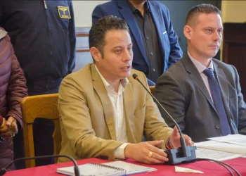 Beckhauser presenta proposición acusatoria contra Lara por tráfico de influencias