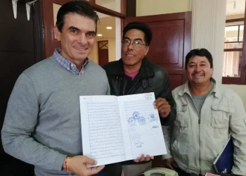 El entonces alcalde Rodrigo Paz expone el acta de defensa de Tariquía, en 2019. Foto: APGuaraní