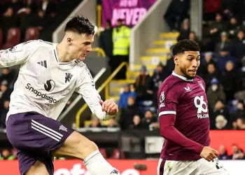 Manchester United, aún sin entrenador, empata 2-2 con el Burnley