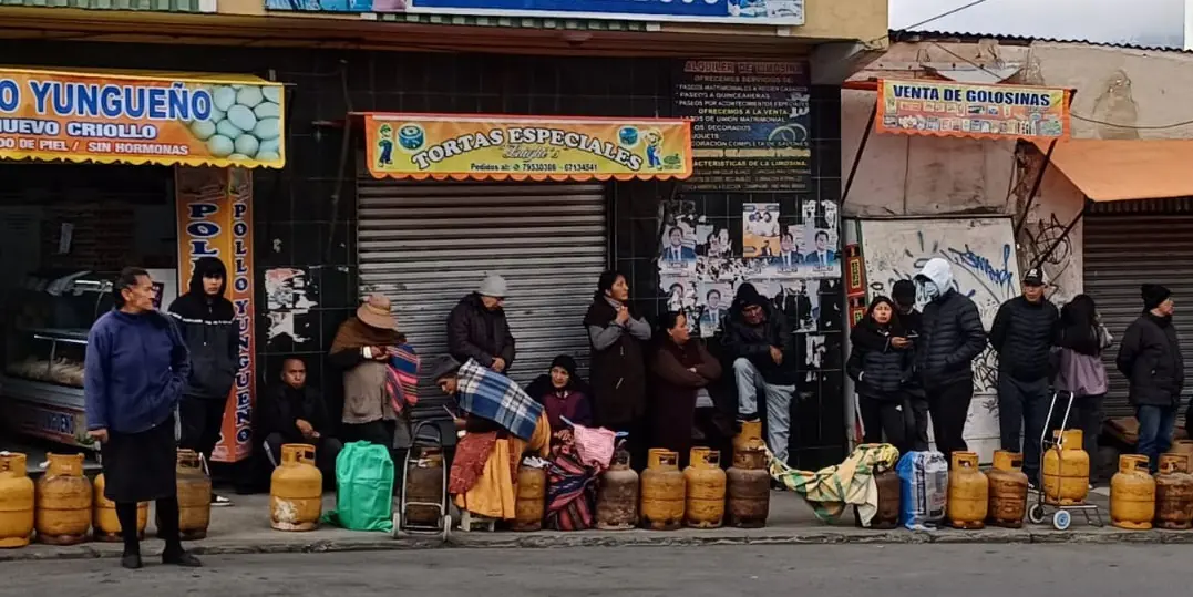 Vecinos esperan la llegada del camión con GLP en el cruce de villas en La Paz/Rubén Atahuichi