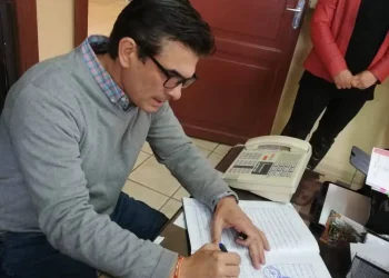 El entonces alcalde Rodrigo Paz firma el acta de compromiso del Comité de Defensa del Cantón Chiquiaca-Tariquía . Foto: APG-Guaraní