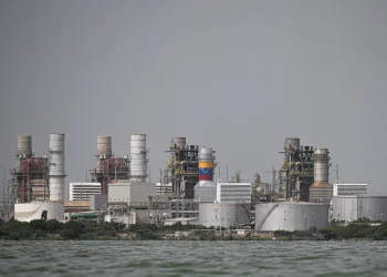 Estados Unidos administrará las plantas petroleras venezolanas/AFP