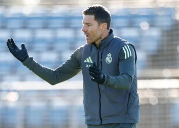 ‘Es imprescindible la presión de todos’, sostiene Alonso antes del derbi