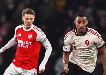 El líder Arsenal y Liverpool se reparten puntos en un duelo sin brillo