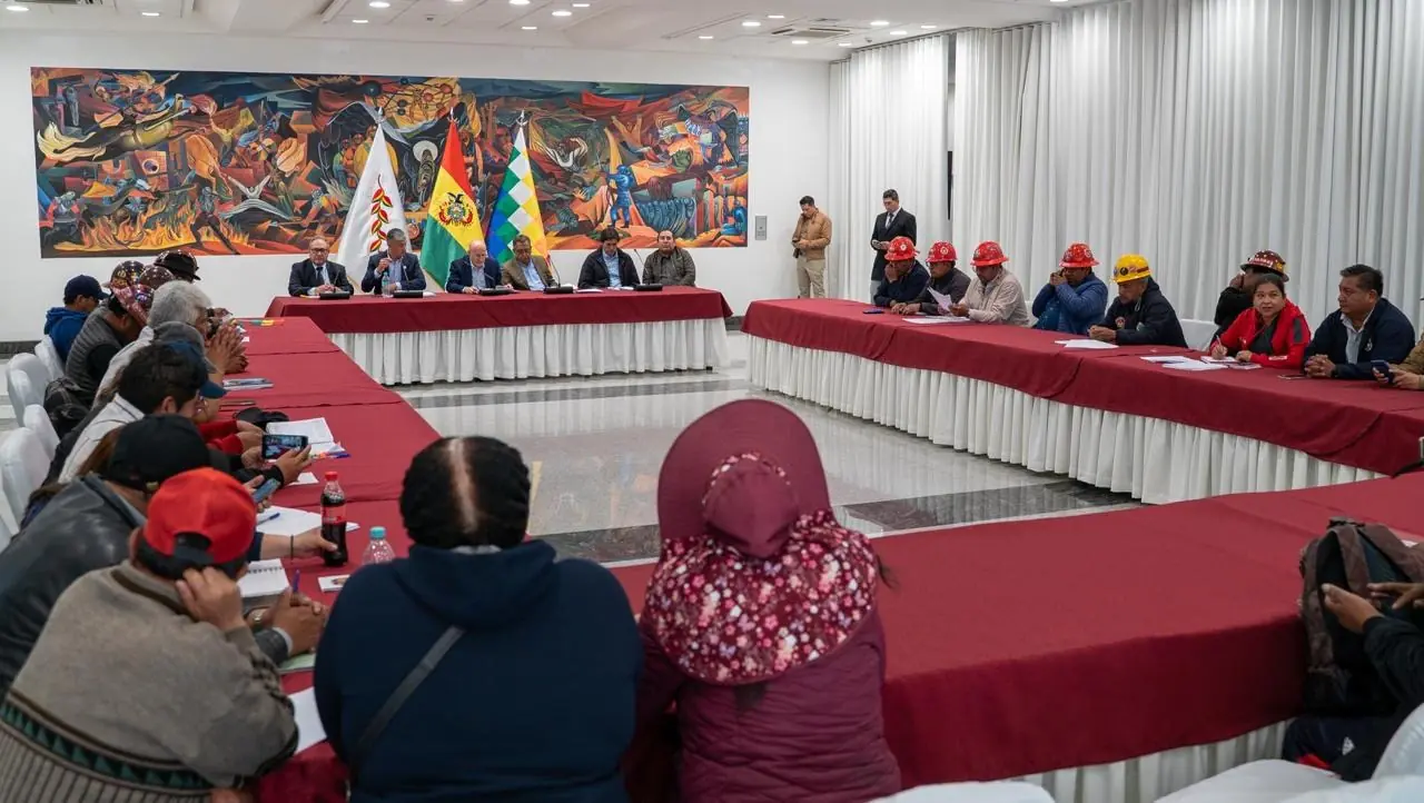 La reunión entre la COB y el Gobierno, el miércoles, en la Casa Grande del Pueblo. Foto: Ministerio de la Presidencia