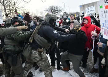Manifestantes se enfrentaron con agentes federales frente al Edificio Federal Bishop Henry Whipple/AFP