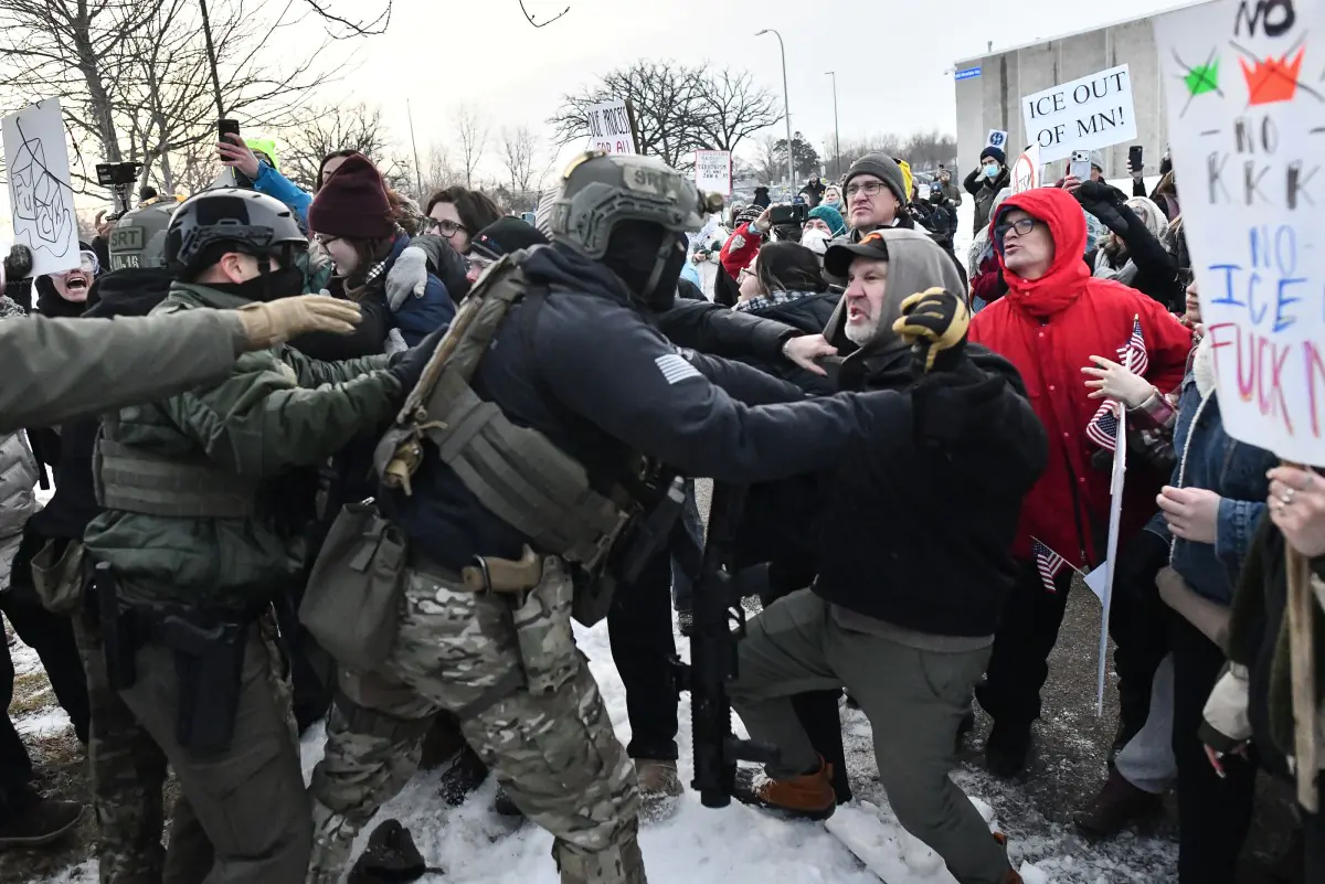 Manifestantes se enfrentaron con agentes federales frente al Edificio Federal Bishop Henry Whipple/AFP