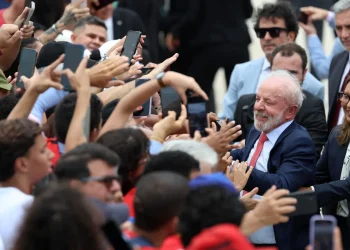 El presidente de Brasil, Luiz Inácio Lula da Silva, saluda a sus partidario/AFP