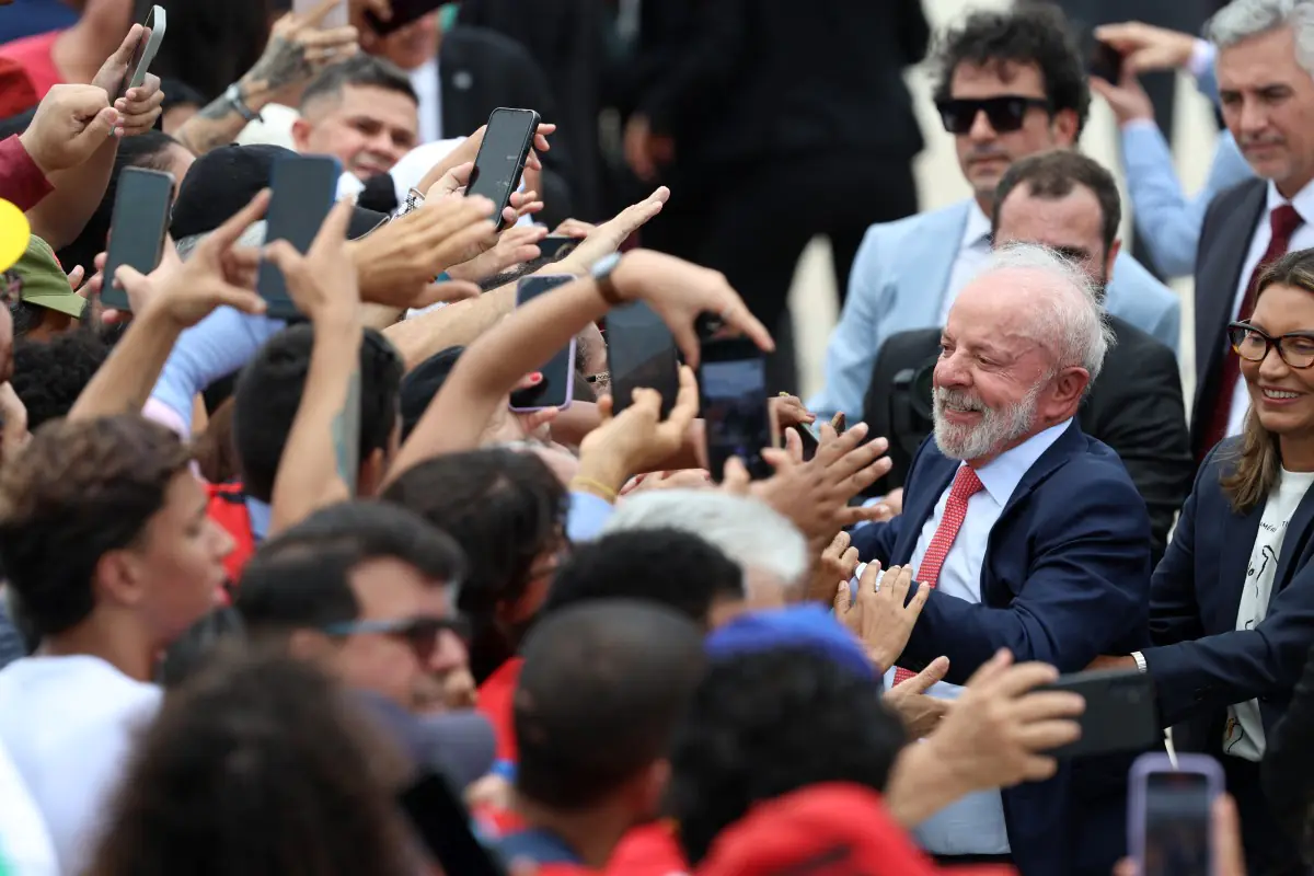 El presidente de Brasil, Luiz Inácio Lula da Silva, saluda a sus partidario/AFP