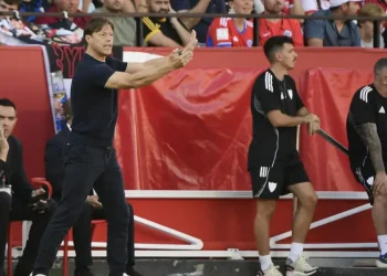 Sevilla, Real Sociedad y Valencia, tres históricos en problemas en LaLiga