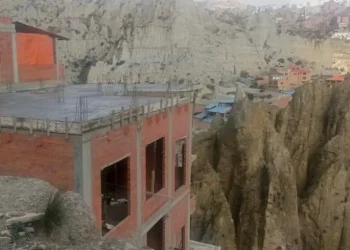 Una construcción ilegal amenaza contra la estabilidad en una zona de Bajo Llojeta de La Paz. FOTO: GAMLP