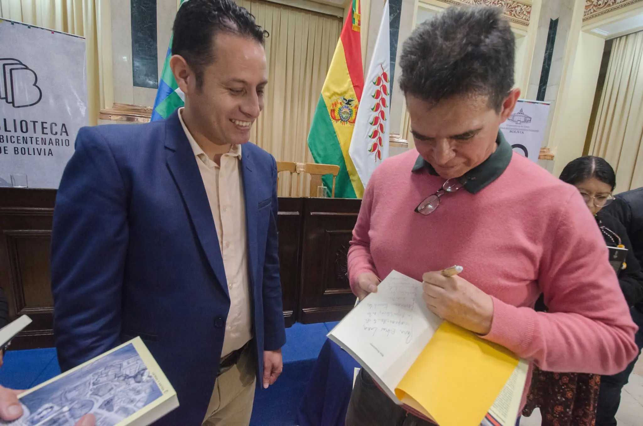 Edmundo Paz Soldán firma el libro para el vicepresidente Edmand Lara. Foto: Vicepresidencia
