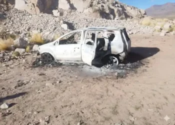 Un vehículo fue hallado incinerado, estaba cerca de los cadáveres. FOTO: RRSS