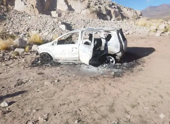 Un vehículo fue hallado incinerado, estaba cerca de los cadáveres. FOTO: RRSS