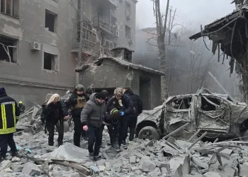 Equipos de emergencia ucranianos ayudan a los heridos en una zona bombardeada por Rusia/RRSS Zelenski