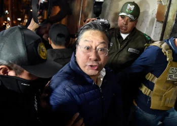 Sancionan a Luis Arce con restricción de visitas por hallazgo de celular en su celda