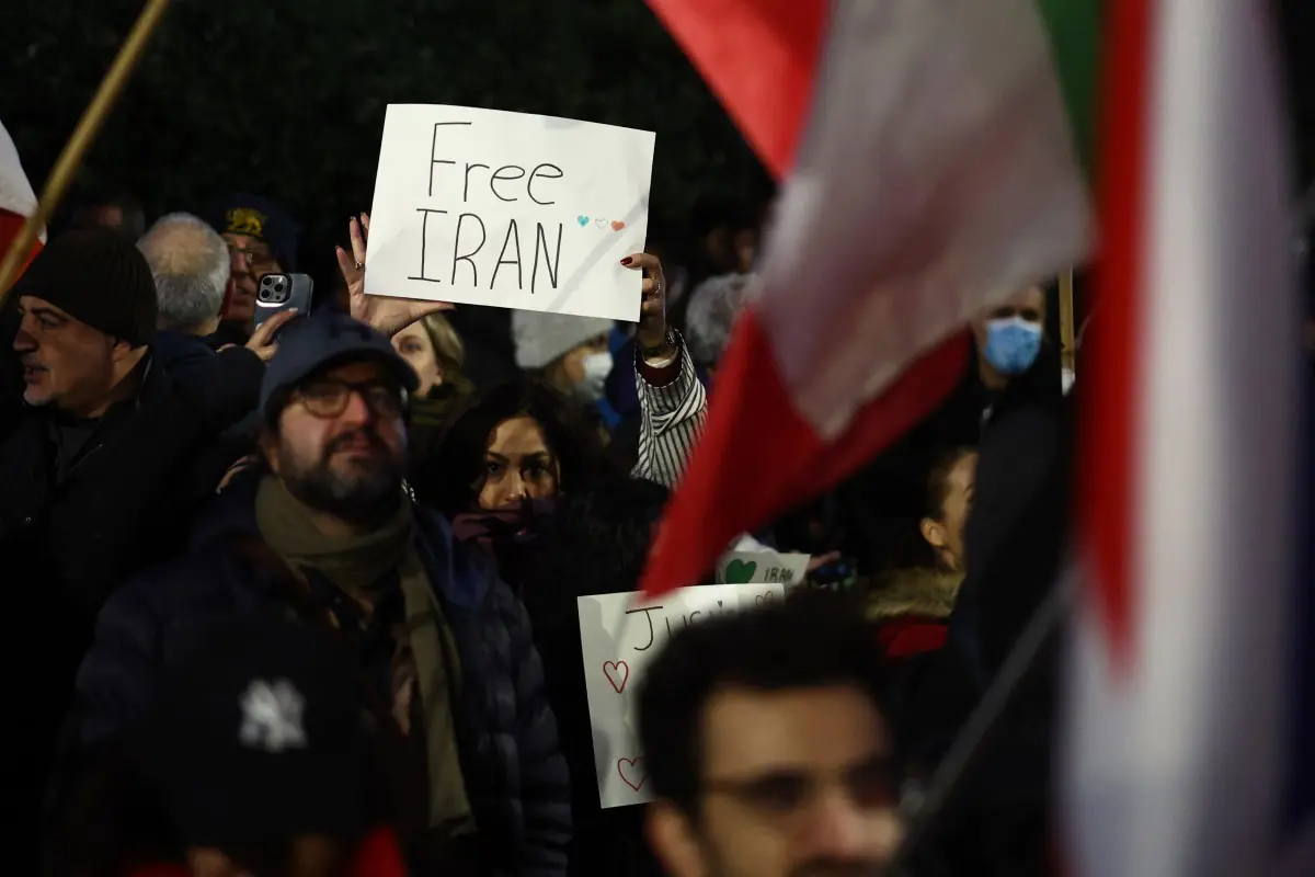 Una manifestante sostiene un cartel con la frase 'Irán libre' durante una protesta/AFP