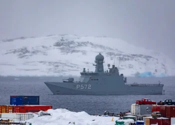 El buque de la armada danesa patrulla las aguas en Groenlandia /AFP