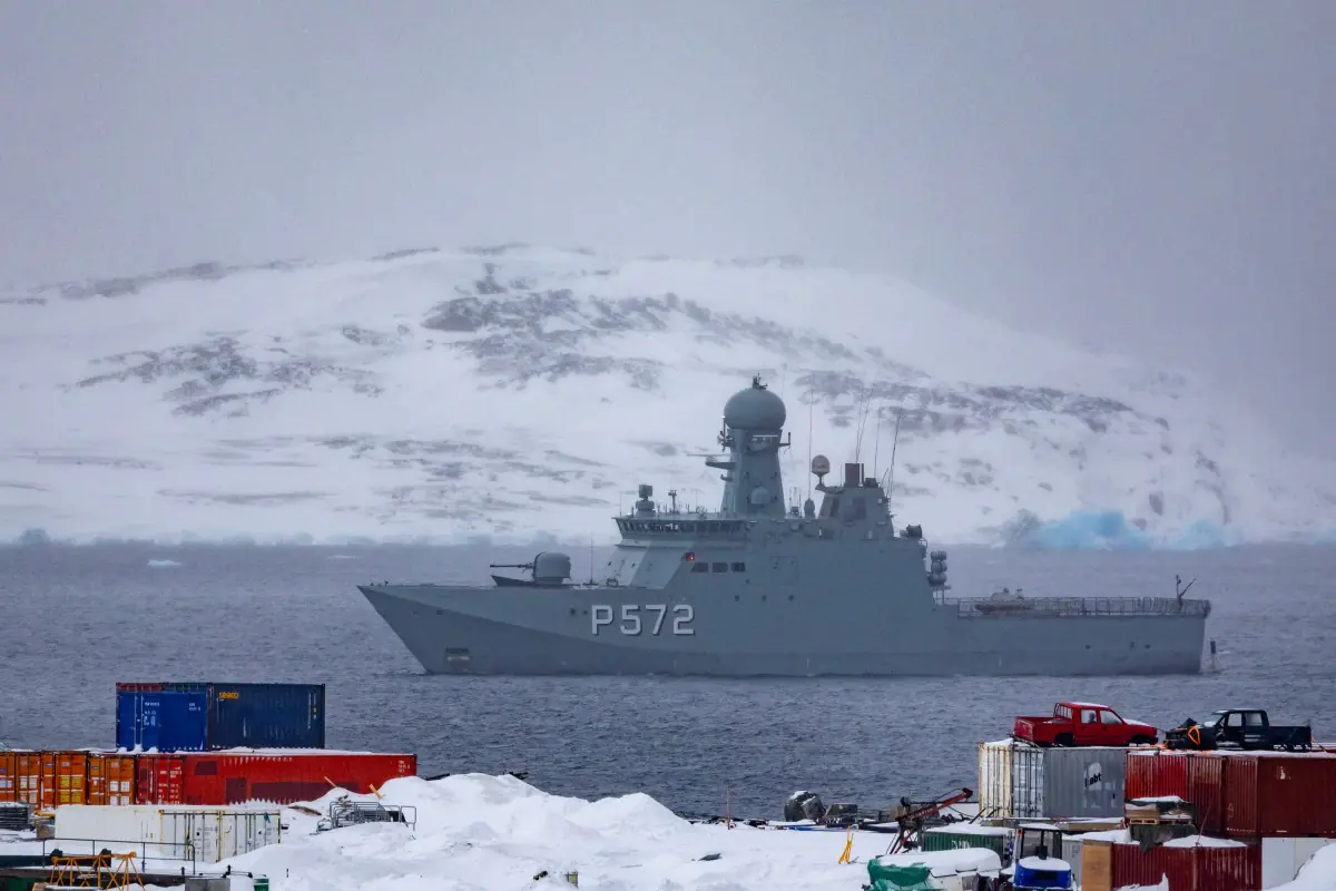 El buque de la armada danesa patrulla las aguas en Groenlandia /AFP