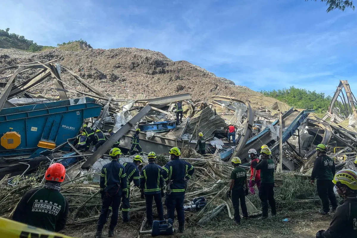 Los equipos de emergencia buscan más víctimas entre los escombros/AFP