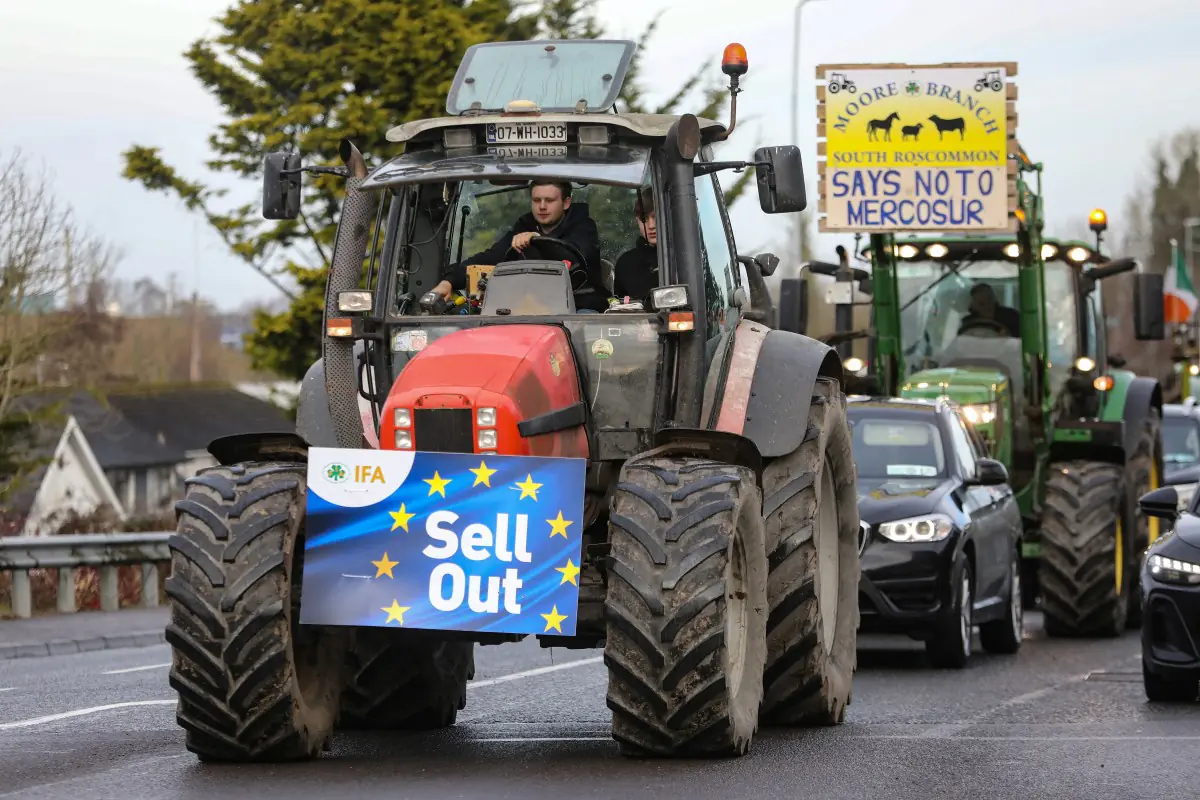 Los agricultores irlandeses participan en una protesta contra el acuerdo comercial entre la UE y el Mercosur/AFP