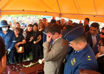 El presidente Rodrigo Paz en la misa de cuerpo presente de Mauricio Aramayo: Foto: Presidencia