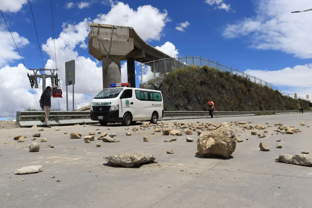 En algunos puntos de bloqueo no dejan pasar ni ambulancias/APG