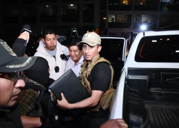 El exministro Édgar Montaño al llegar a La Paz, el viernes. Foto: APG