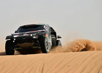 Ekstrom pega un zarpazo en el Dakar y se mete en lucha por el título en autos