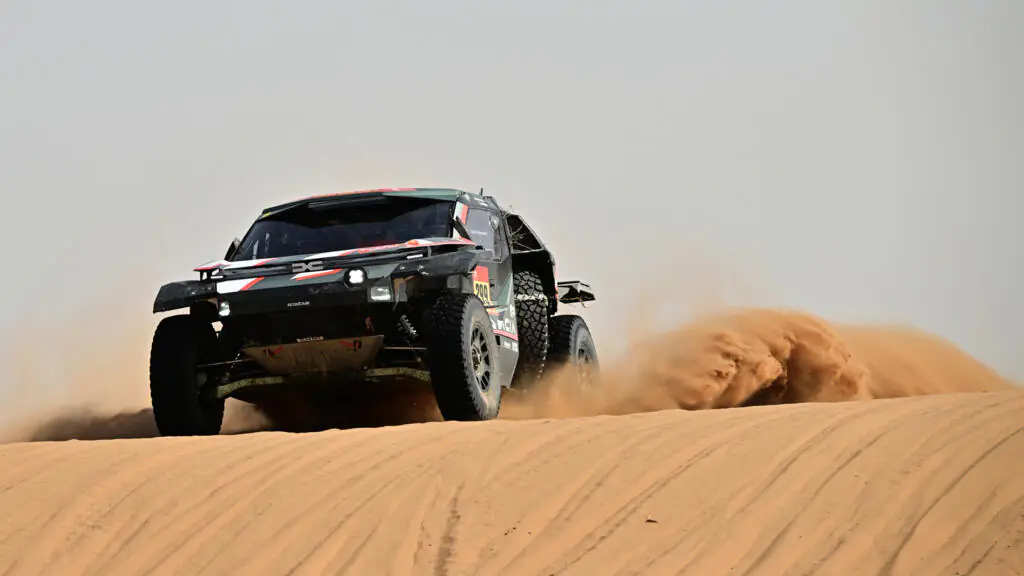 Ekstrom pega un zarpazo en el Dakar y se mete en lucha por el título en autos