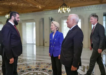 El presidente sirio Ahmad al-Sharaa en una reunión con representantes de la UE/AFP