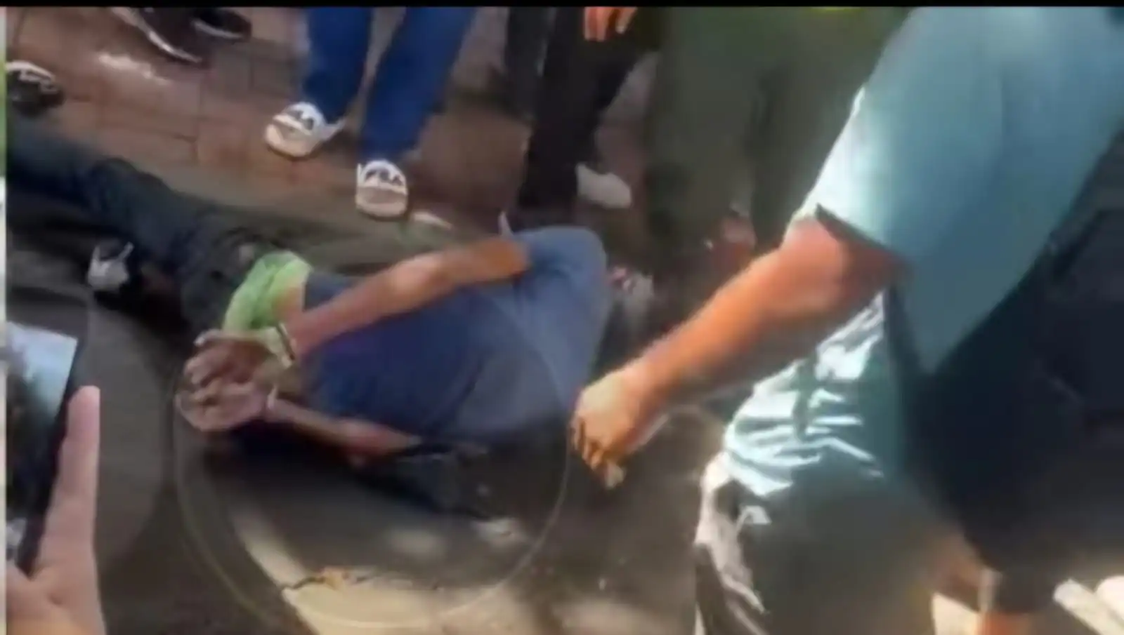 El agresor fue detenido por los transeúntes/Captura de pantalla