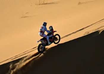 Schareina gana en motos la etapa del Dakar en la que Benavides se deja el liderato