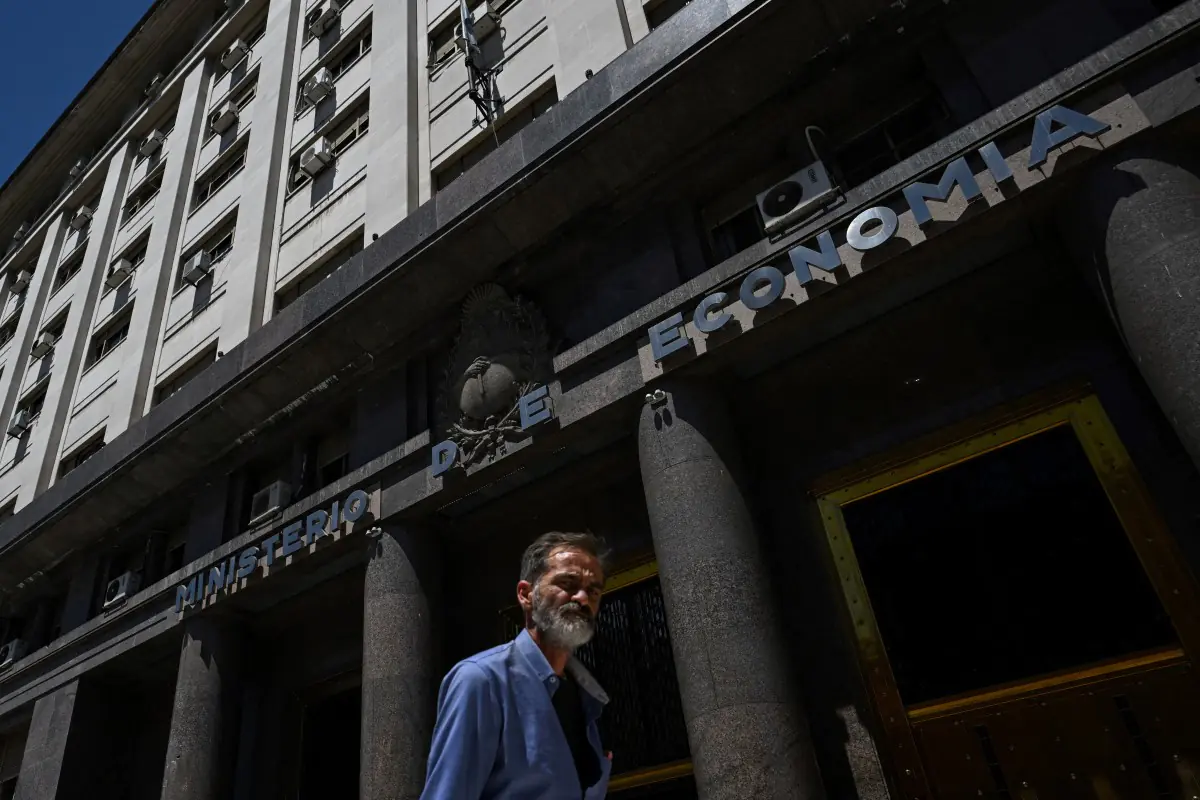 Un hombre pasa junto al Ministerio de Economía de Argentina en Buenos Aires/AFP
