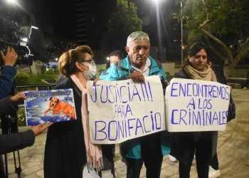 El alcalde de La Paz, Iván Arias, y vecinos de Sopocachi piden justicia por la agresión que sufrió un can. FOTO: GAMLP