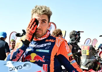 Van Beveren gana la décima etapa del Dakar en motos, Benavides roza el liderato