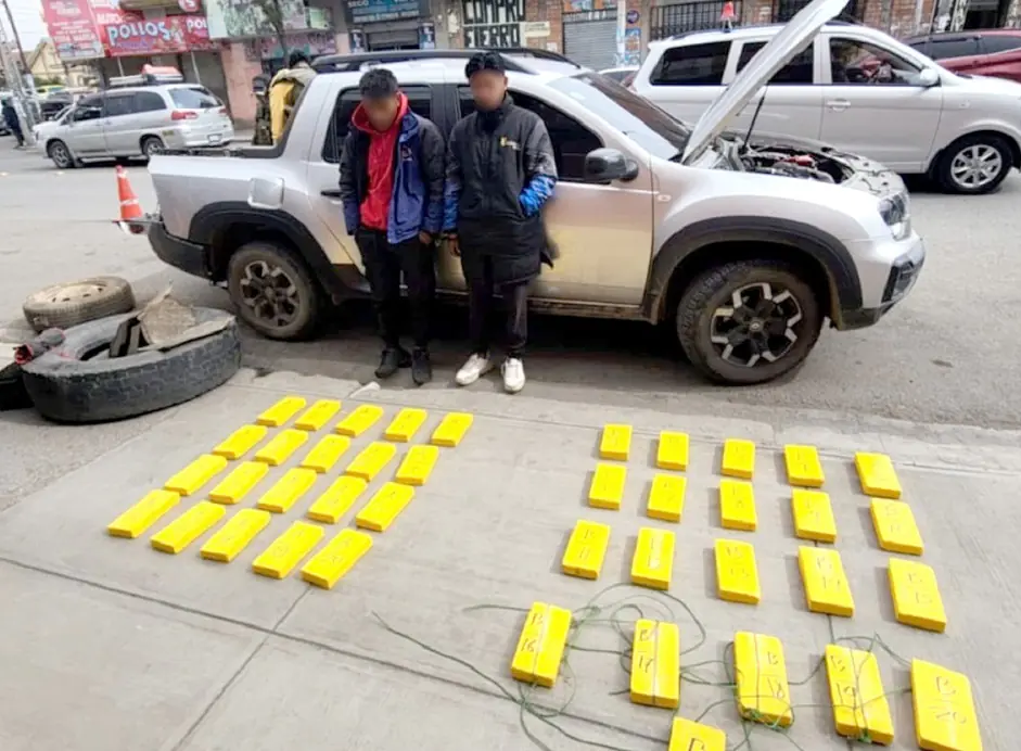 Los dos aprehendidos y la droga incautada/FELCN
