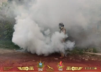 Personal del Sedes La Paz realiza la fumigación para eliminar criaderos de mosquitos en Caranavi. FOTO: SEDES