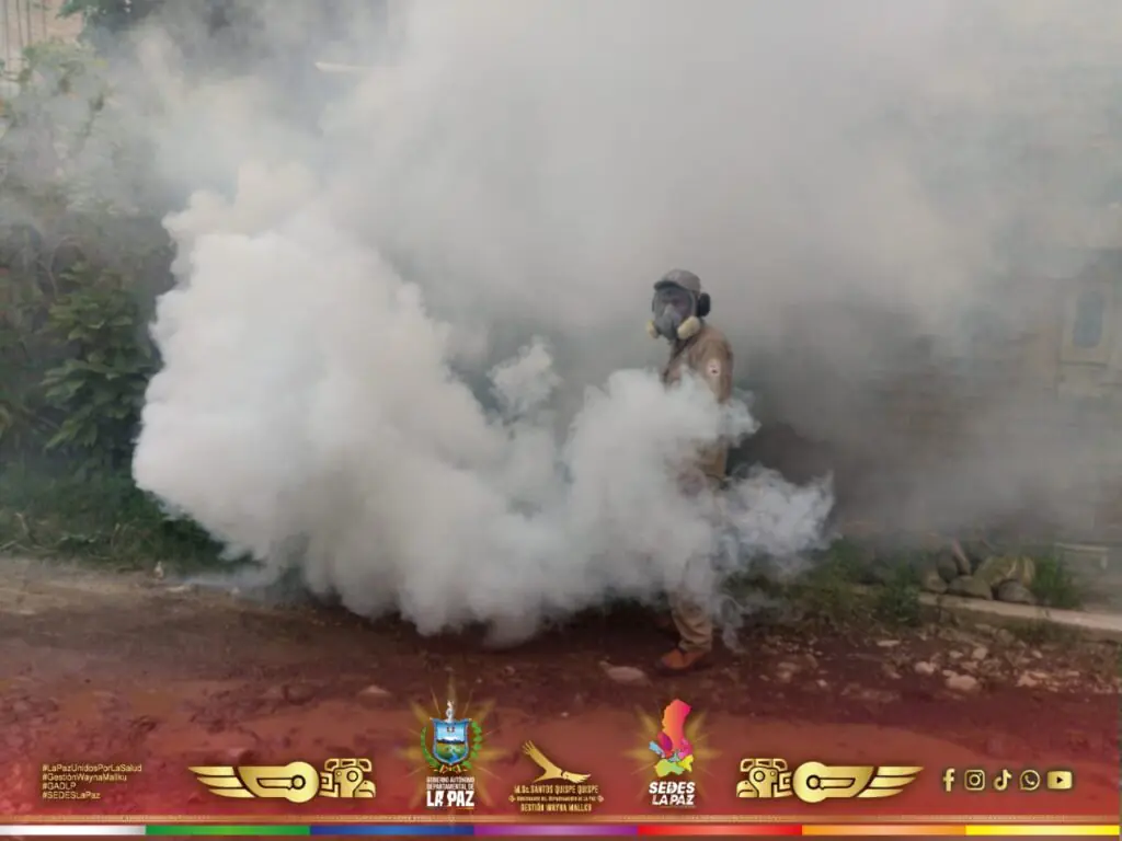 Personal del Sedes La Paz realiza la fumigación para eliminar criaderos de mosquitos en Caranavi. FOTO: SEDES