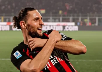 AC Milan remonta al Como gracias a Rabiot y sigue el ritmo del Inter