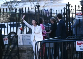 Machado saluda a sus compatriotas antes de ingresar a la Casa Blanca/AFP